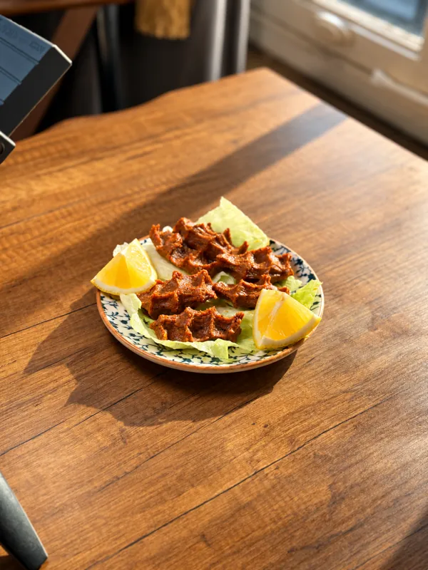 Limonla servis edilen çiğköfte