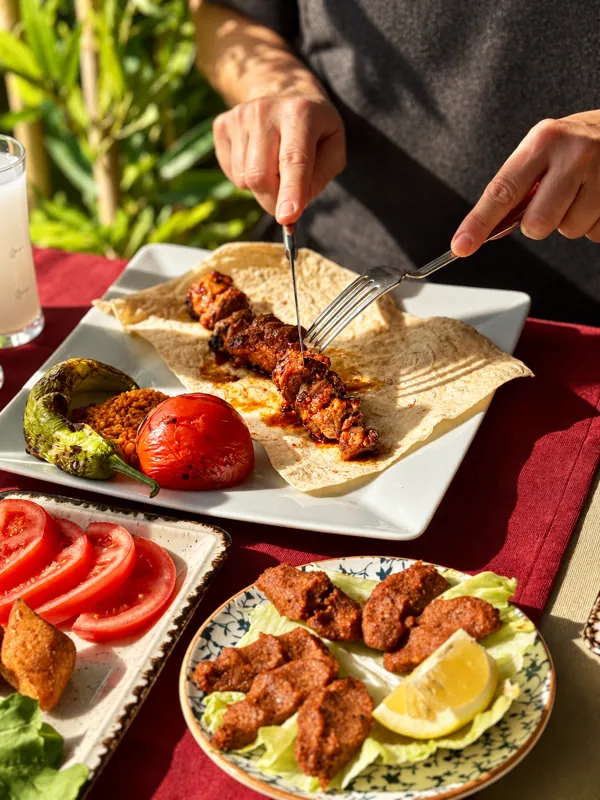 Küfe sofrasında ızgara ve çiğköfte