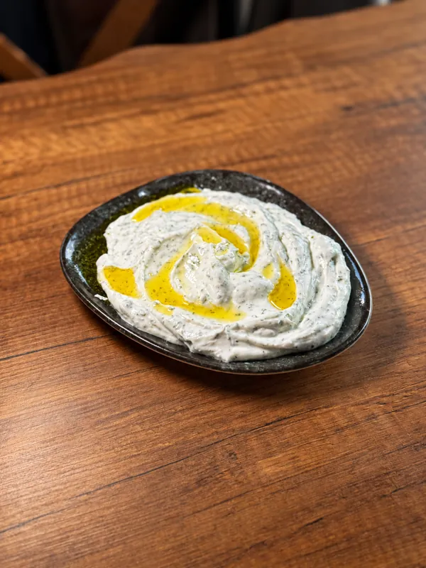 Zeytinyağlı yoğurtlu meze